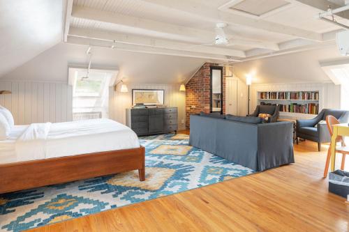 a bedroom with a bed and a living room at Oakhurst Inn at the University in Charlottesville