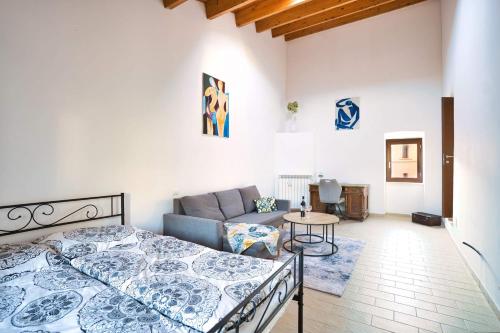 a bedroom with a bed and a couch at Casa Notte Stellata in Roccapreturo