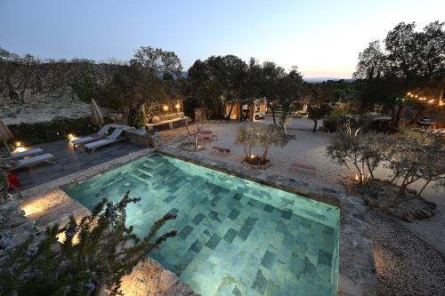 - une vue sur la piscine dans la cour dans l'établissement La Borie Oubliée, à Gordes
