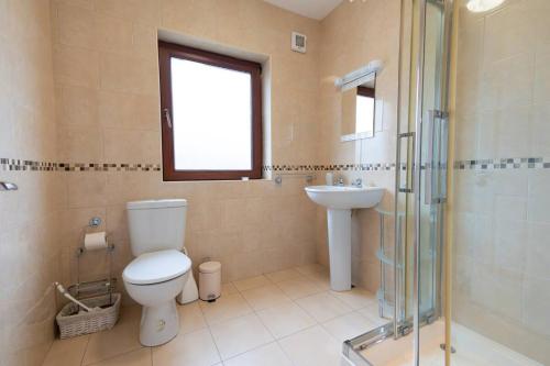 丁格尔Steps from Main Street - Dingle的相册照片