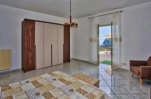 una camera da letto con un letto, un divano e una finestra di POSITANO RECORDS OASI CILEA ad Agerola