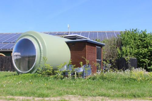 a house with a large tub in a yard at Boerderij Camping NixHoeve in Genderen