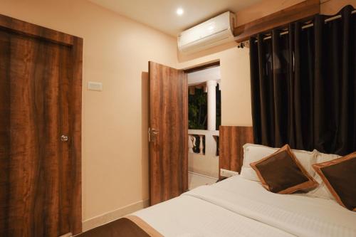 a bedroom with a bed and a window at SHELDON RESORT & SPA in Phalta