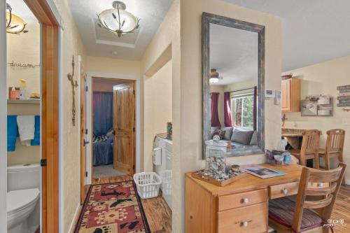 Χώρος καθιστικού στο Fish Camp – Rustic Retreat with 4 Cabins, Gazebo & Kenai River Access Sleeps 14