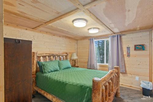 Ένα ή περισσότερα κρεβάτια σε δωμάτιο στο Fish Camp – Rustic Retreat with 4 Cabins, Gazebo & Kenai River Access Sleeps 14