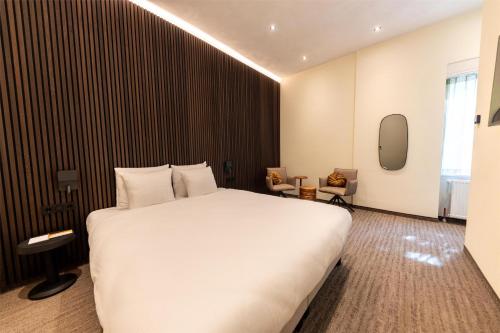 a hotel room with a large bed and a window at Flonk Hotel Groningen Centre, BW Signature Collection in Groningen