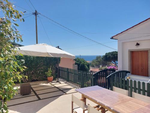 a patio with a table and an umbrella at Casa Guerrino in Chiessi