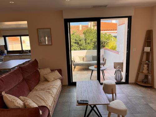 un salon avec un canapé et une table dans l'établissement Hébergement de Standing à la Mer avec bel extérieur, à Banyuls-sur-Mer