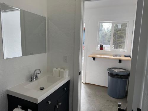 Ένα μπάνιο στο Red Cabin at Fish Camp – Cozy Dry Cabin with Loft Rustic Escape