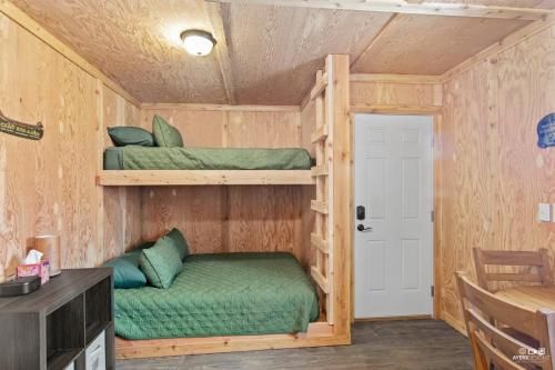 Ένα ή περισσότερα κρεβάτια σε δωμάτιο στο Silver Cabin – Dry Cabin with Bunks Fish On!