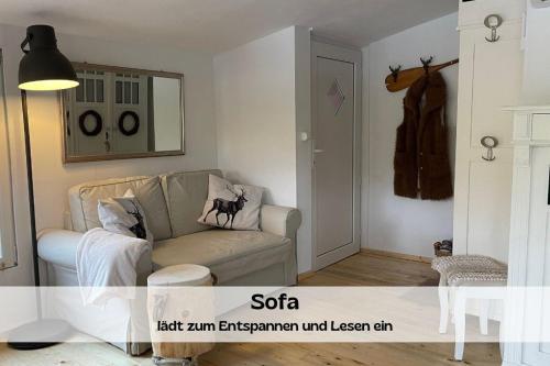 Chalet am Flussufer in der Natur mit Kaminofenにあるシーティングエリア