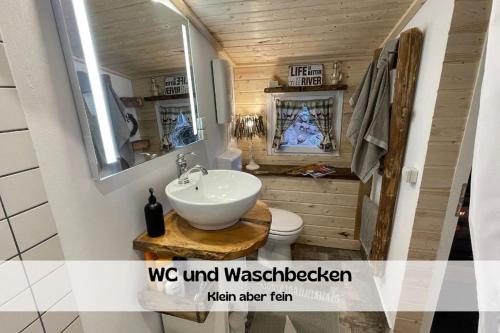 Chalet am Flussufer in der Natur mit Kaminofenにあるバスルーム