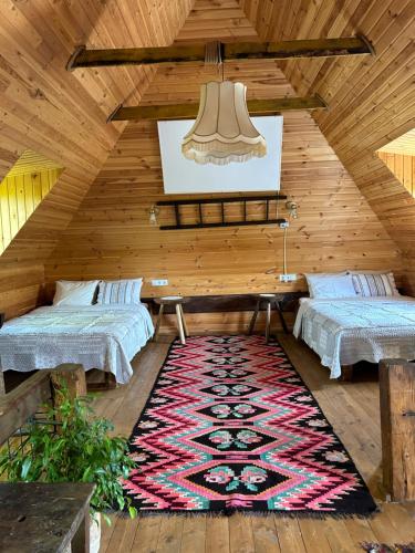 Postel nebo postele na pokoji v ubytování Big family Apartment in Breb's Cosy Barn