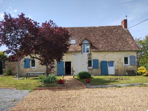 an old house with blue doors and a yard at La belle étape bercéenne au calme de sa campagne près circuit Mans Sud in Marigné-Laillé