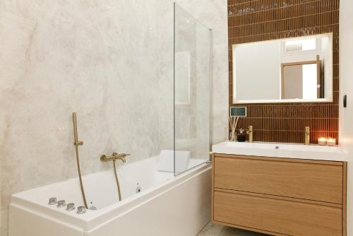Lavie Maison Marais Sunroof & Hot Tub