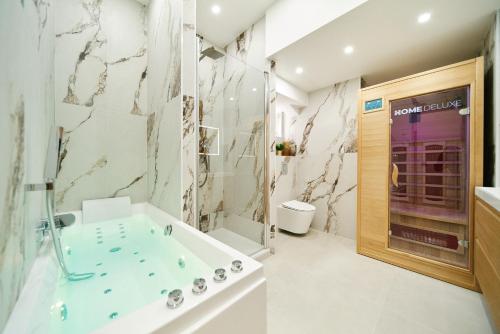 Lavie Maison Marais Sauna Hot Tub