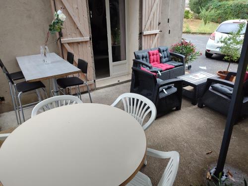 d'une terrasse avec des chaises, une table, une table et des chaises. dans l'établissement Maison d ôte, à La Celle-sous-Gouzon