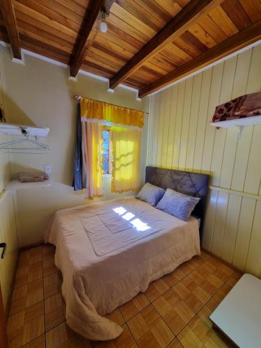 a bedroom with a large bed in a room at Pousada girassol in Urubici