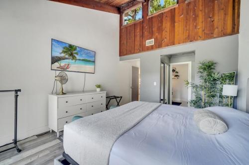 a bedroom with a large white bed and a window at Unique Stays at Cozy Lake House near Universal in Orlando