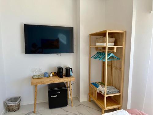 Kuchyň nebo kuchyňský kout v ubytování Vertigini Suites, Il Rifugio dell Amore per SOLE COPPIE , A 50m dalla Stazione e dalla Via dell Amore con Vista Mare e Intimità Appagante