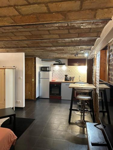 une cuisine avec une table et une cuisinière four supérieur dans l'établissement Studio 29 m2 proche La Défense et Arena, à Nanterre