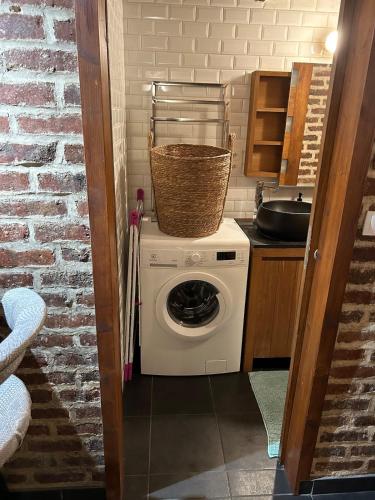 a washing machine with a basket on top of it at Studio 29 m2 proche La Défense et Arena in Nanterre
