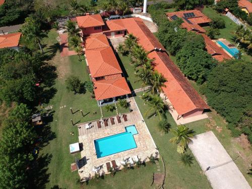 eine Luftaufnahme eines Hauses mit Swimmingpool in der Unterkunft Hotel Villa Charmosa in São Pedro