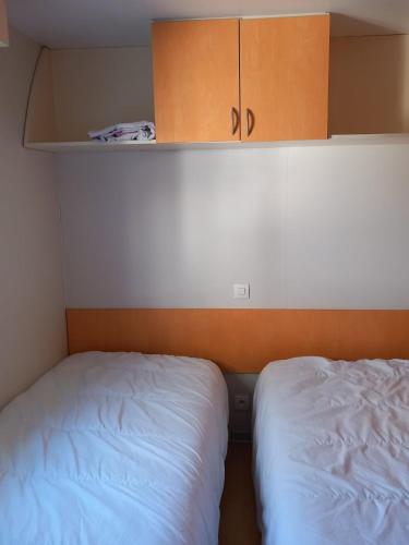 deux lits côte à côte dans une pièce dans l'établissement L'évasion, à La Bernerie-en-Retz