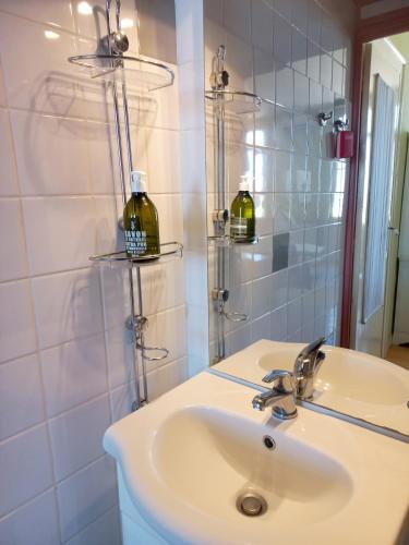 une salle de bain avec un lavabo blanc et un miroir dans l'établissement Escale zen à Sète, à Sète