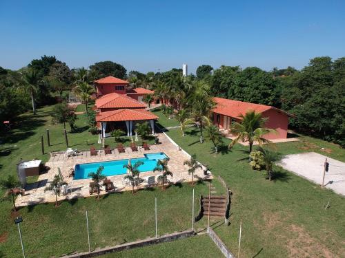 eine Luftaufnahme eines Hauses mit Swimmingpool in der Unterkunft Hotel Villa Charmosa in São Pedro