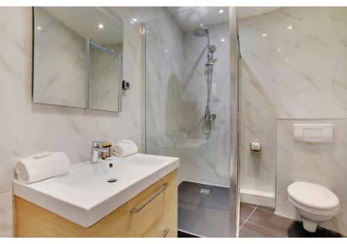 une salle de bain avec une douche, un lavabo et des toilettes dans l'établissement Beautiful Apartment Marais Bastille, à Paris