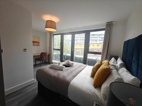 een slaapkamer met een bed met een groot raam bij Park Central 4 Double Bedroom House in Birmingham City Center in Birmingham