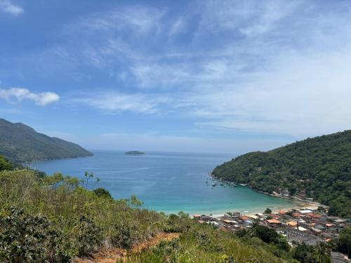 a view of a beach with a town and the ocean at recanto provetá ILHA GRANDE in Praia de Provetá 