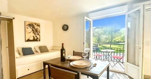 un salon avec une table et un canapé dans l'établissement Le Petit Gaudois, à La Gaude