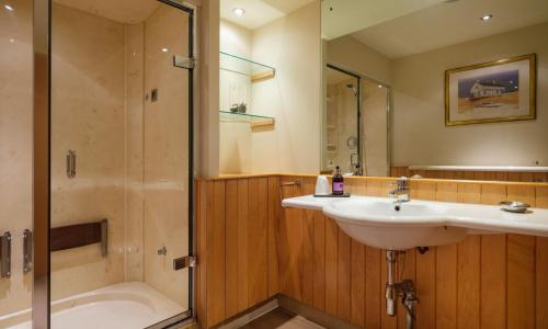 un baño con lavabo y ducha en Robinson, en Keswick