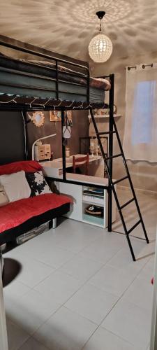 une chambre avec deux lits superposés et un bureau dans l'établissement Maison de vacances en Périgord, à Fleurac