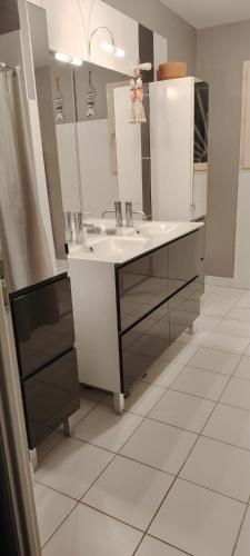 une salle de bain avec un lavabo et un miroir dans l'établissement Maison de vacances en Périgord, à Fleurac