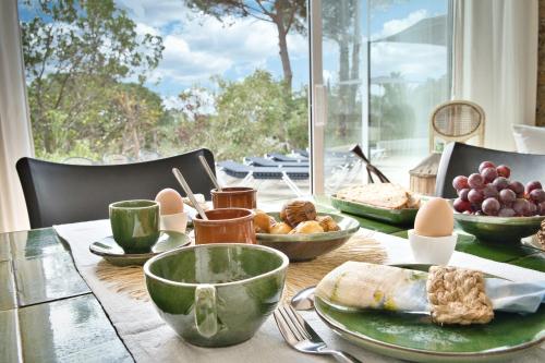 Una mesa con platos y cuencos de comida sobre ella. en Villa Can Gavarres, en Bell-Lloch