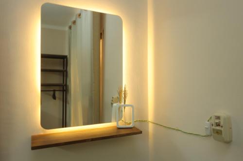 ein Badezimmer mit einem Spiegel und einer Vase auf einer Ablage in der Unterkunft Darya's Studios - Stylish &Comfy Apartments, New Cairo in Kairo