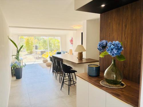 une cuisine avec un vase aux fleurs bleues sur un comptoir dans l'établissement Villa T4, île de la marina, parking, au Cap d'Agde
