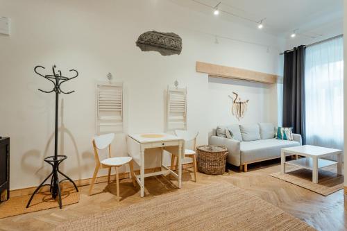 a living room with a couch and a table at Apartmán CityPulse in Banská Štiavnica
