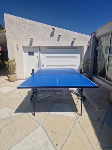 a blue ping pong table in front of a garage at VILLA Soleil et Douceur in La Seyne-sur-Mer