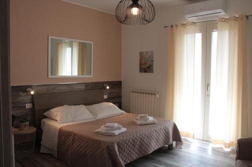 Un dormitorio con una cama con dos toallas encima. en B&B Aterno, en Montesilvano