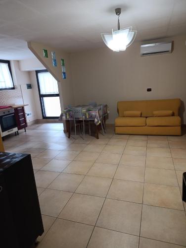 a living room with a couch and a table at LA MIA BELLA GRAVINa in Gravina in Puglia