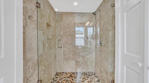 un bagno con doccia con porta in vetro di Barbuda Suite by Last Key Realty a Key West