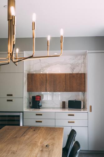 a dining room with a table and a chandelier at Bondurant Village Center Spectacular Condo in Mont-Tremblant