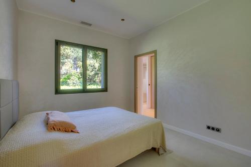 une chambre avec un lit et une fenêtre dans l'établissement Luxueuse villa à deux pas des plages de Capbreton, à Labenne