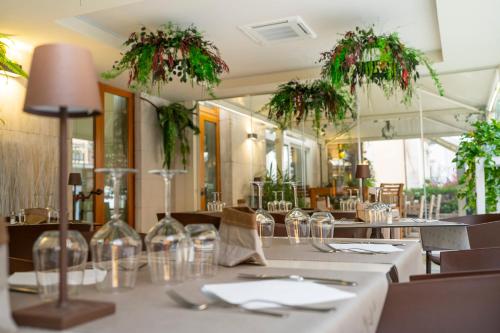 Ein Restaurant oder anderes Speiselokal in der Unterkunft Hotel Ariston & Spa 