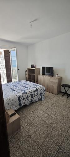 une chambre avec un lit et une télévision dans l'établissement F2 Entrée de la ville Vue Mer, à Ajaccio