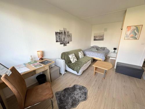 Studio RDC calme avec parking fermé près autoroute et tram C